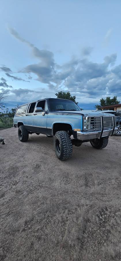 Chevrolet-Suburban-4x4-1986-1