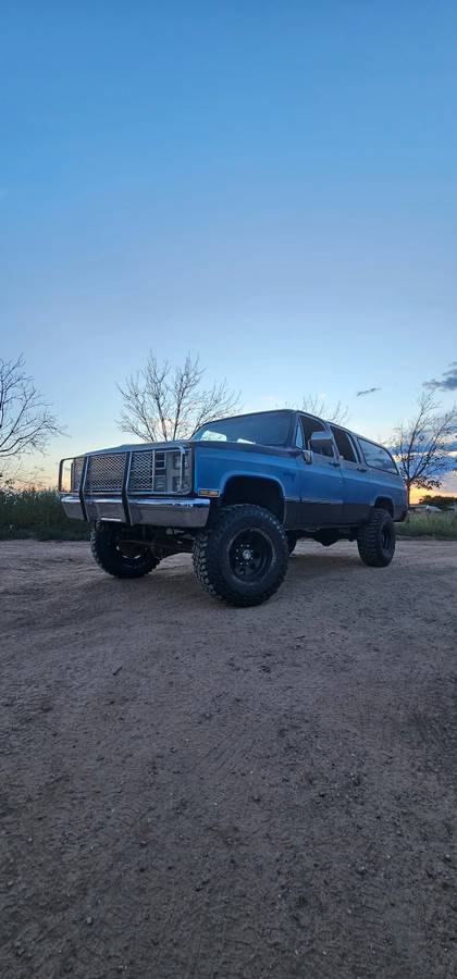 Chevrolet-Suburban-4x4-1986