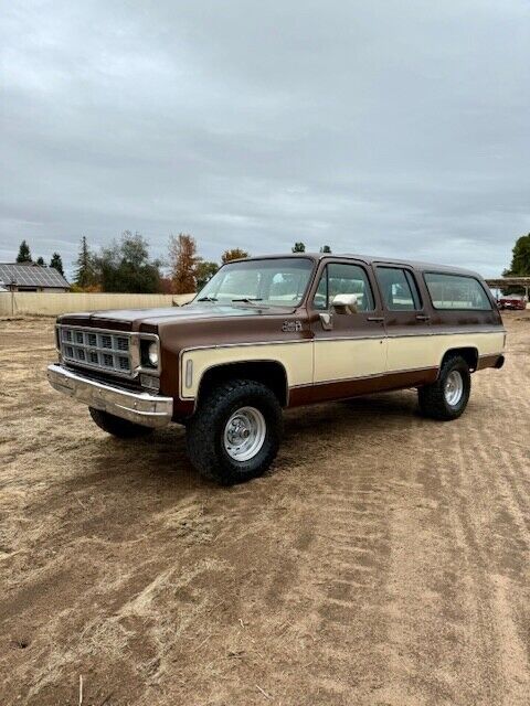 Chevrolet-Suburban-SUV-1977-2