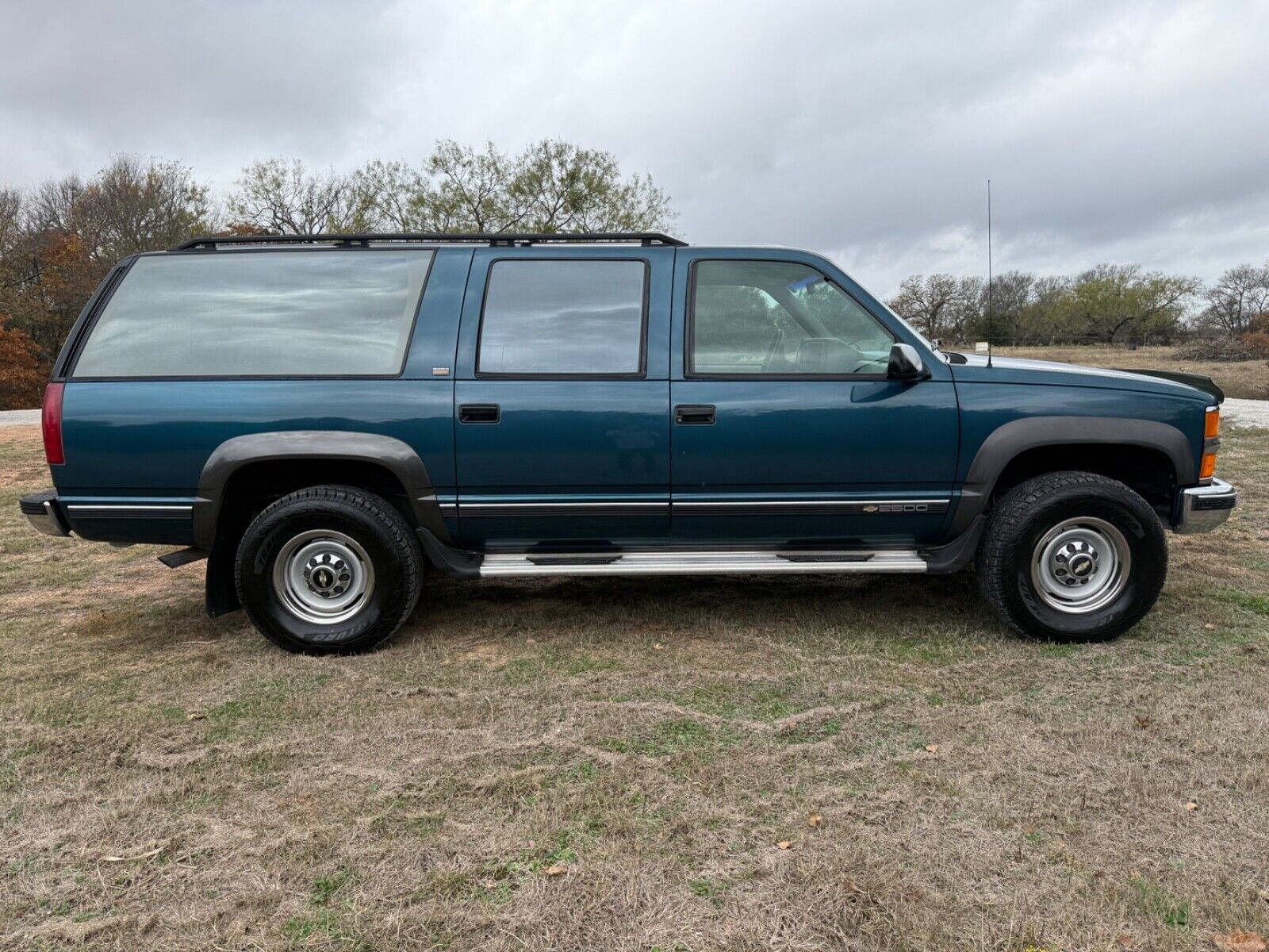 Chevrolet-Suburban-SUV-1994-1