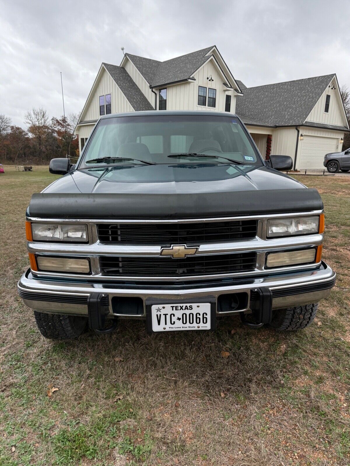 Chevrolet-Suburban-SUV-1994-2