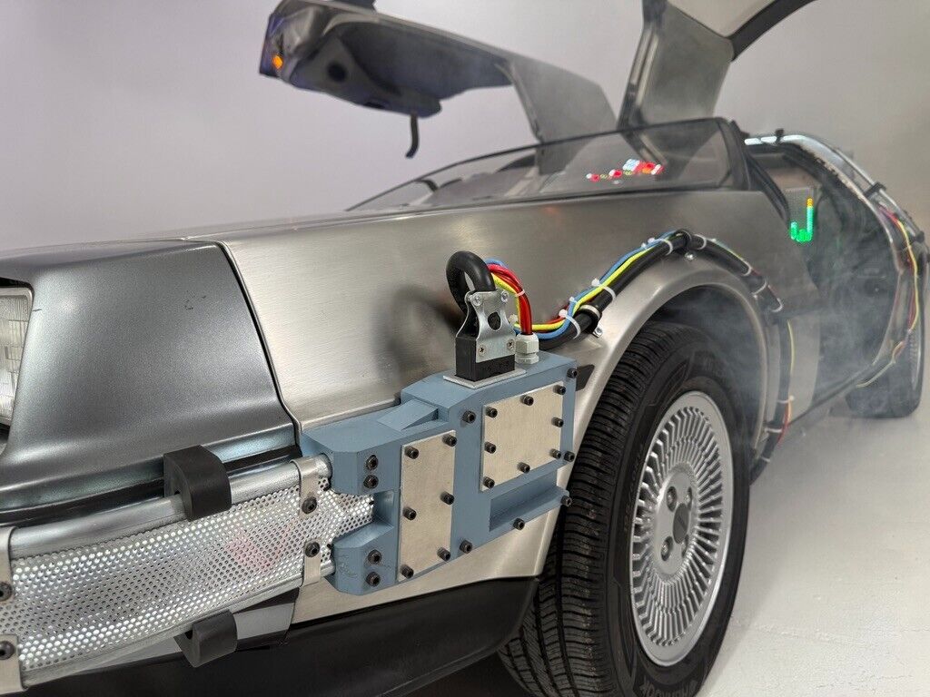 DeLorean-Time-Machine-1982-15