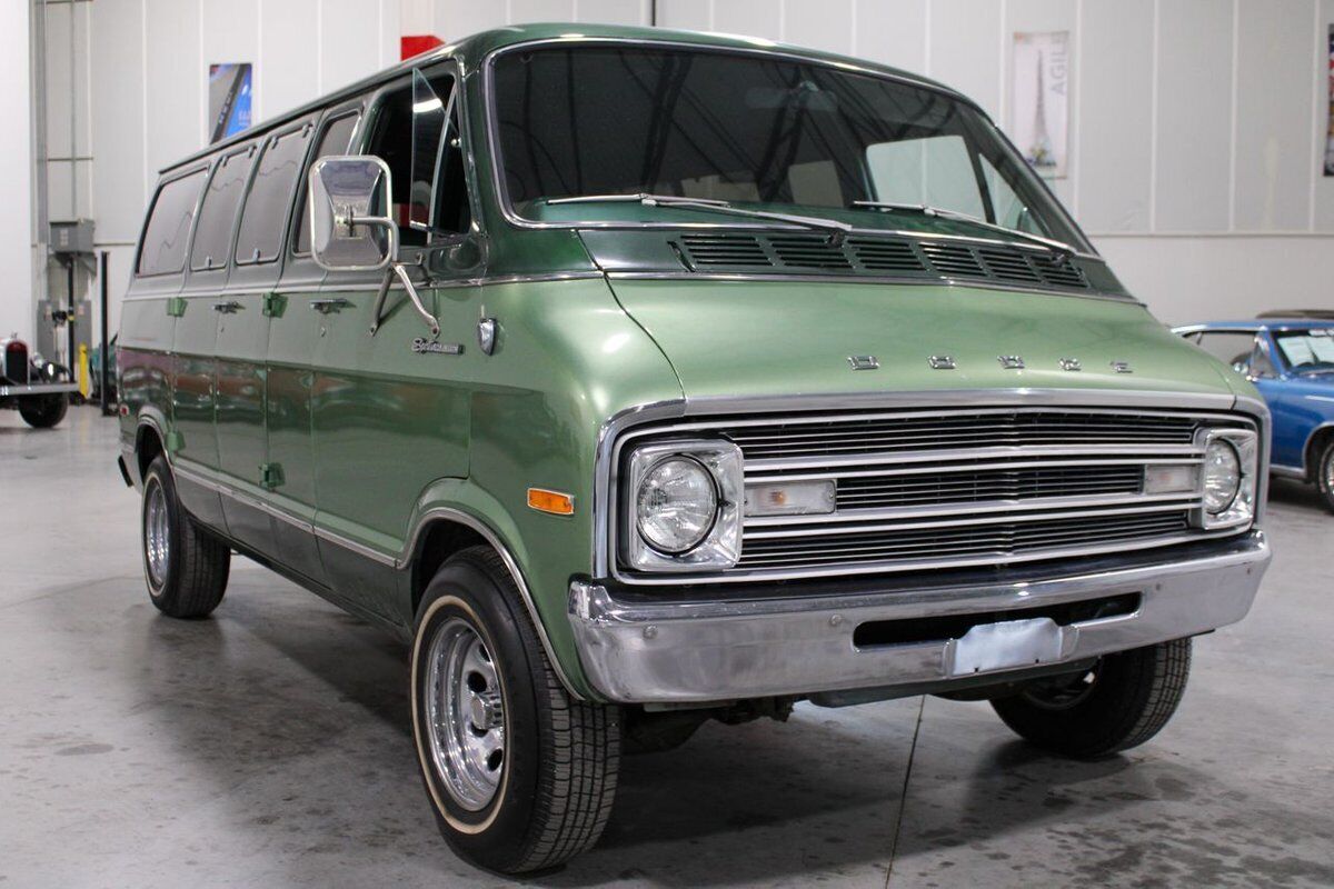 Dodge-B-200-Van-Van-1977-10