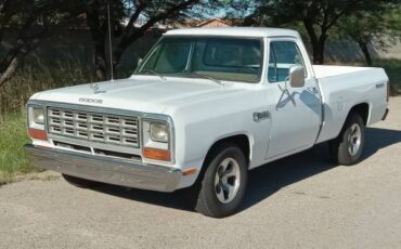 Dodge-D150-1982-1