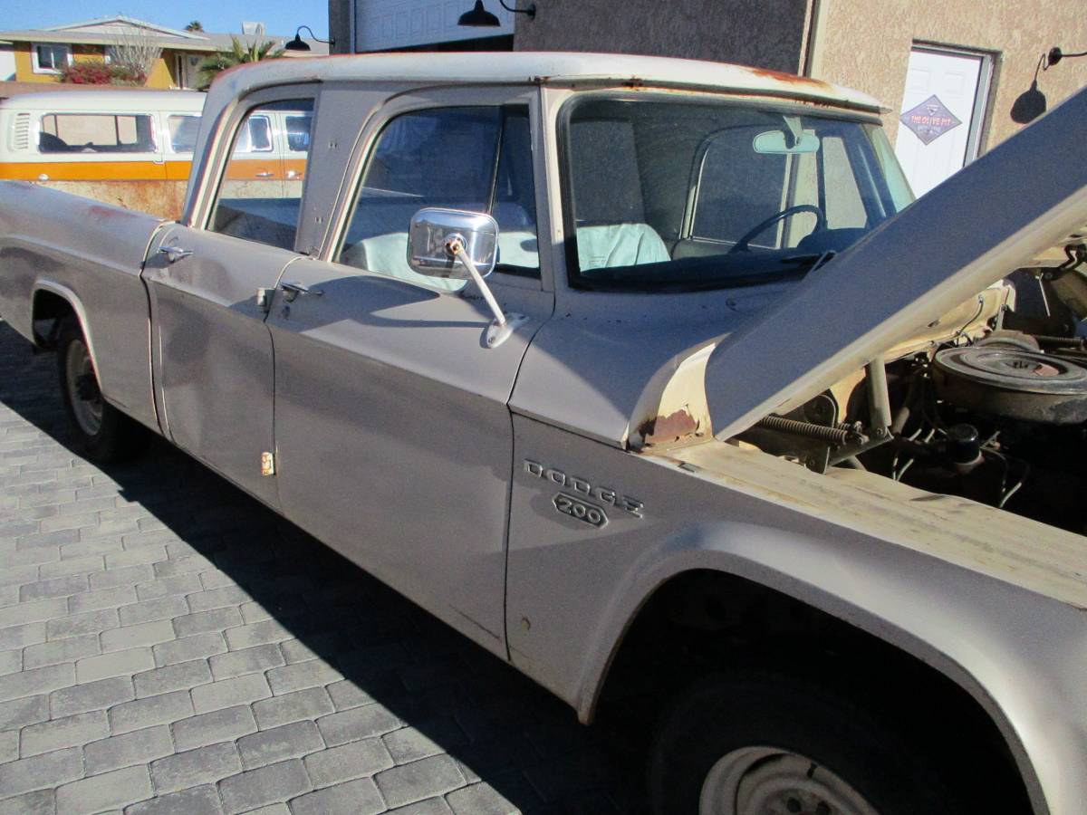 Dodge-Pickup-crew-cab-1968-3