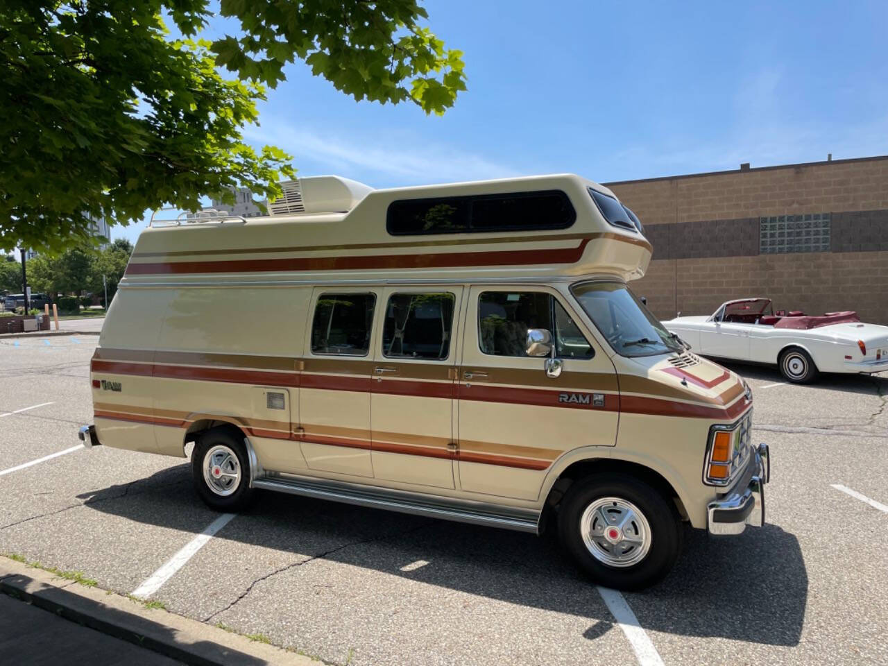 Dodge-Ram-Van-1986-8