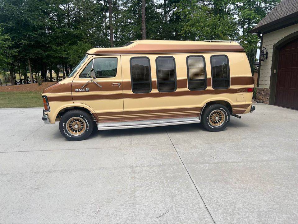 Dodge-Van-1985-16