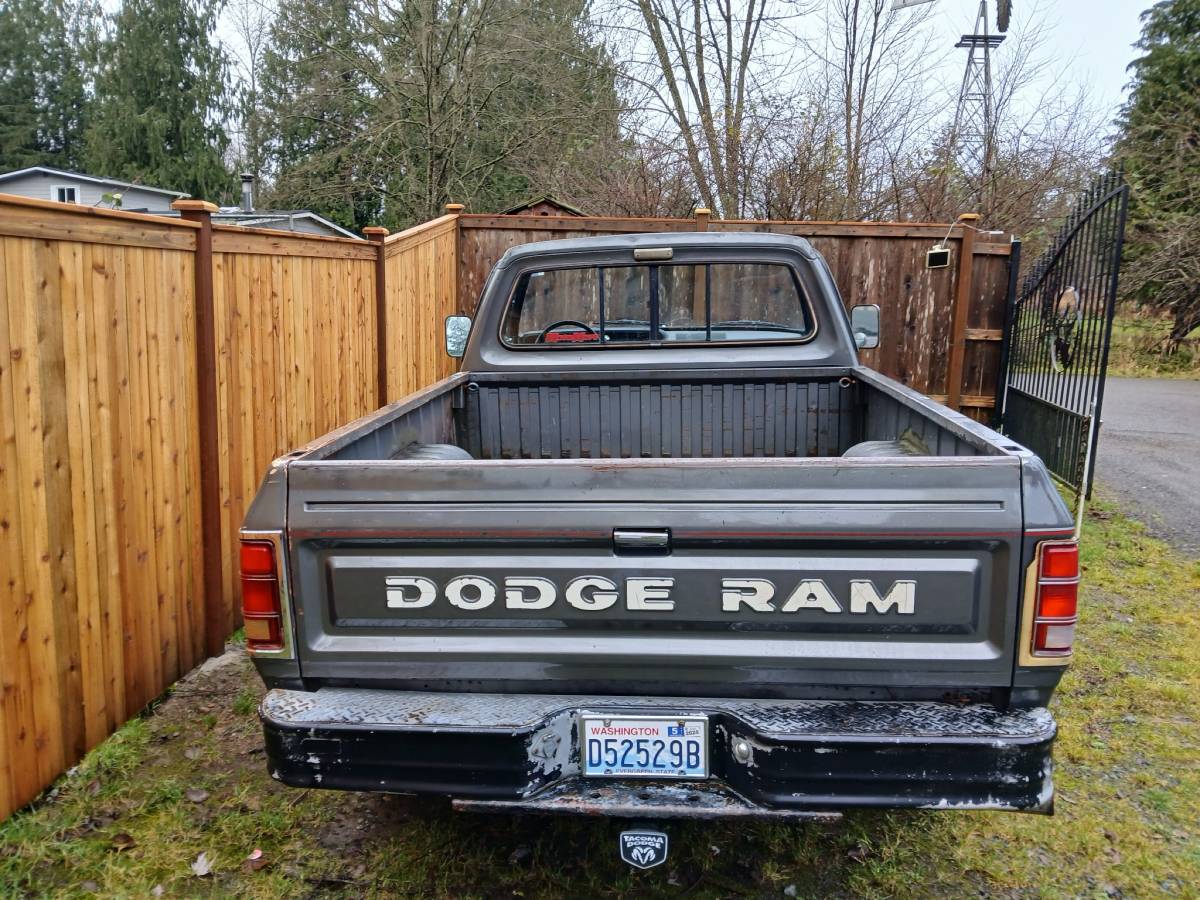 Dodge-W150-diesel-1985-3