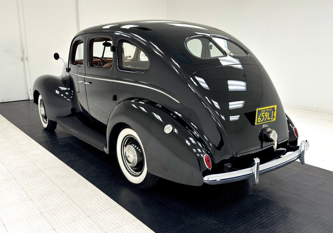 Ford-85-Deluxe-Berline-1939-2