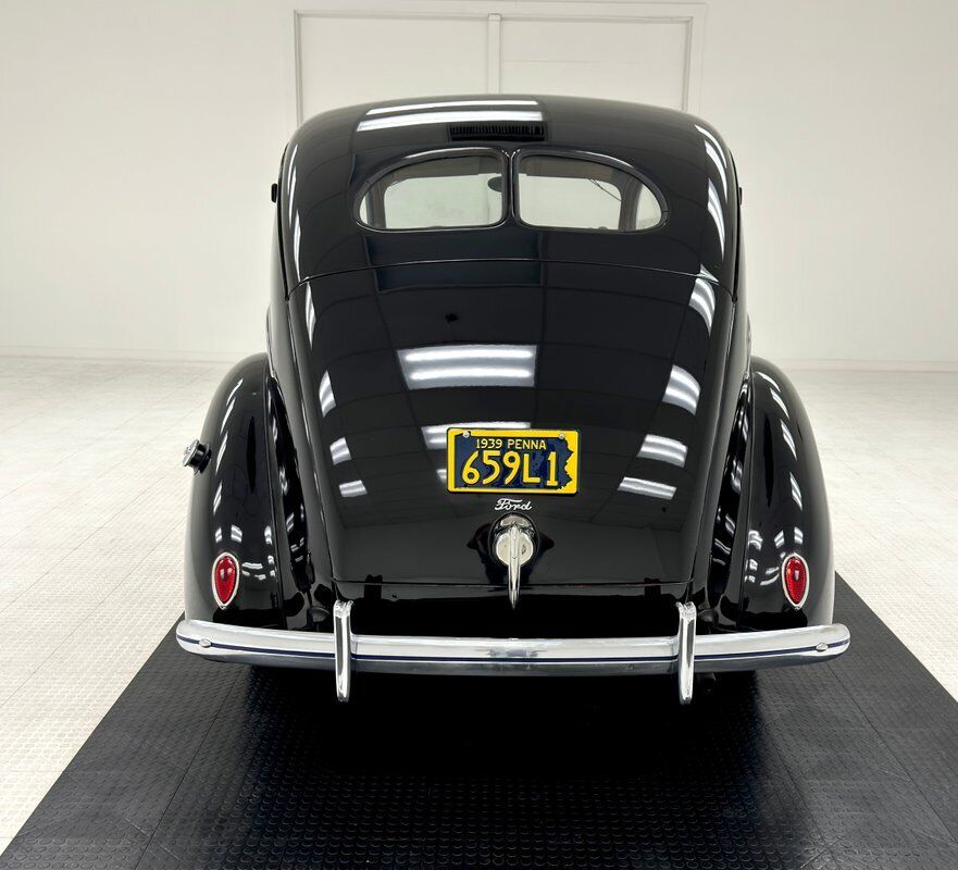 Ford-85-Deluxe-Berline-1939-3