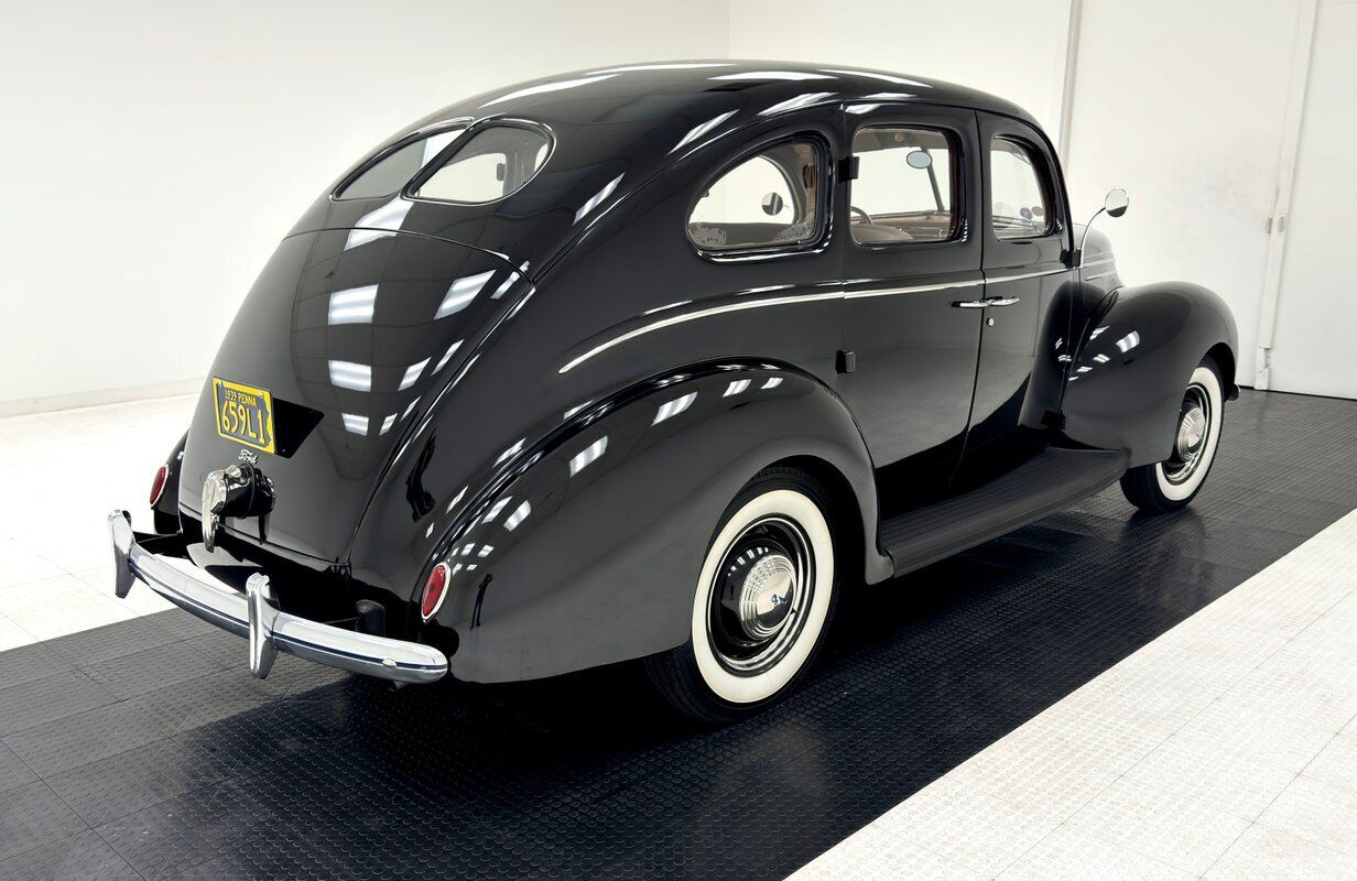 Ford-85-Deluxe-Berline-1939-4