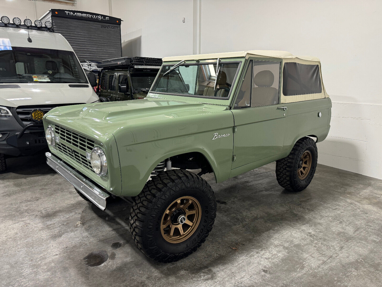 Ford-Bronco-1966-1