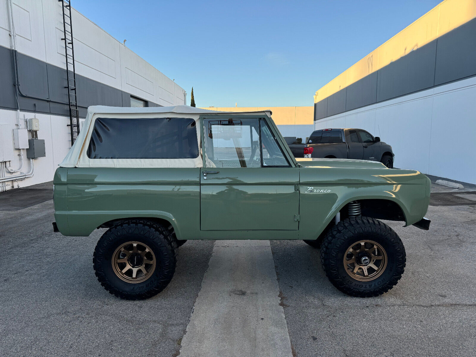 Ford-Bronco-1966-11