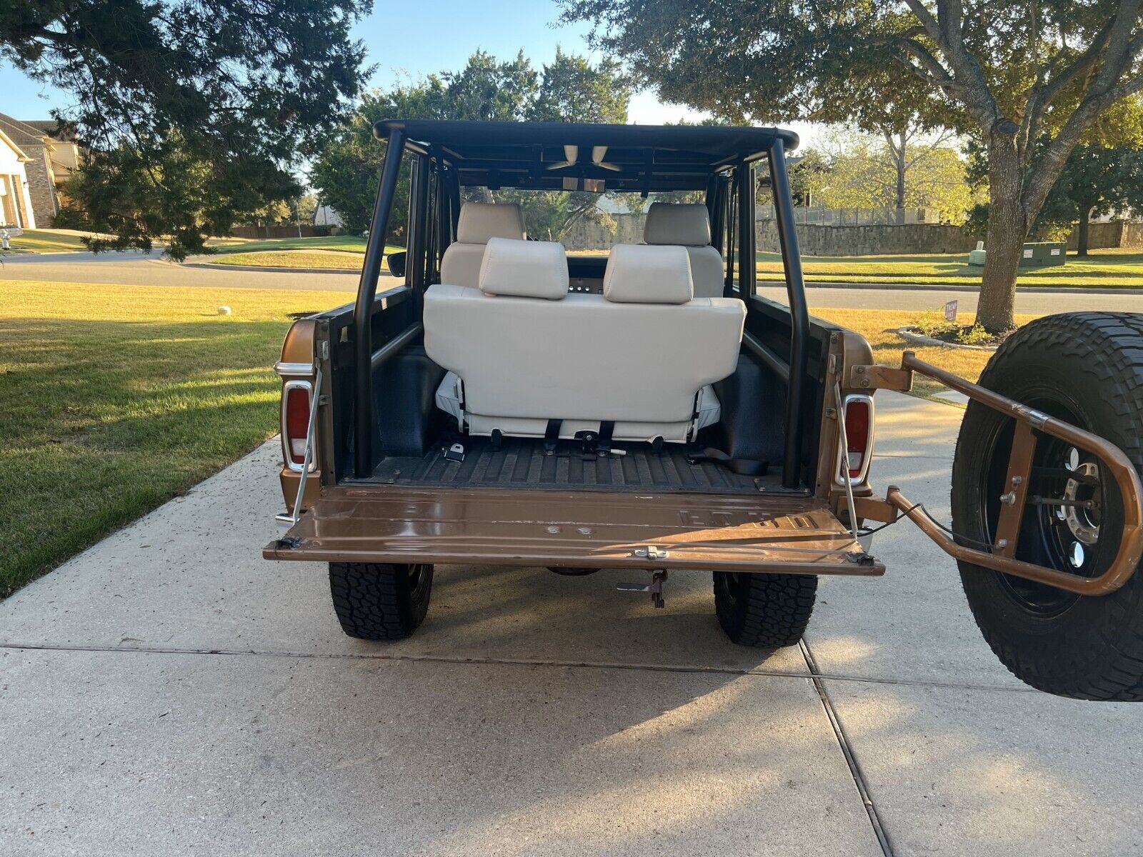 Ford-Bronco-1975-3