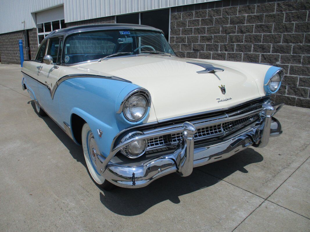 Ford-Crown-Victoria-Skyliner-Glasstop-1955-10