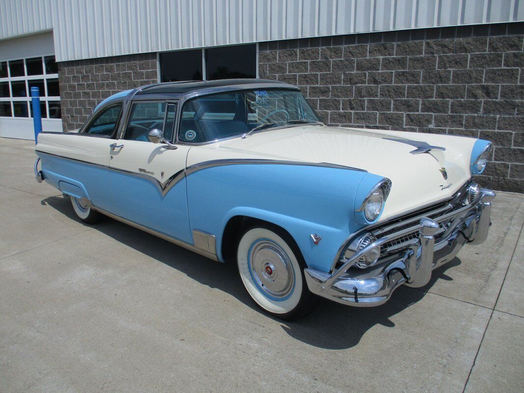 Ford-Crown-Victoria-Skyliner-Glasstop-1955-4