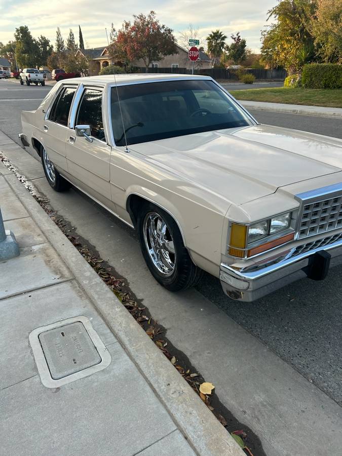 Ford-Crown-victoria-1987-2