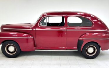 Ford-Deluxe-Berline-1947-1