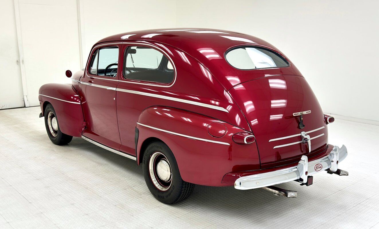 Ford-Deluxe-Berline-1947-2