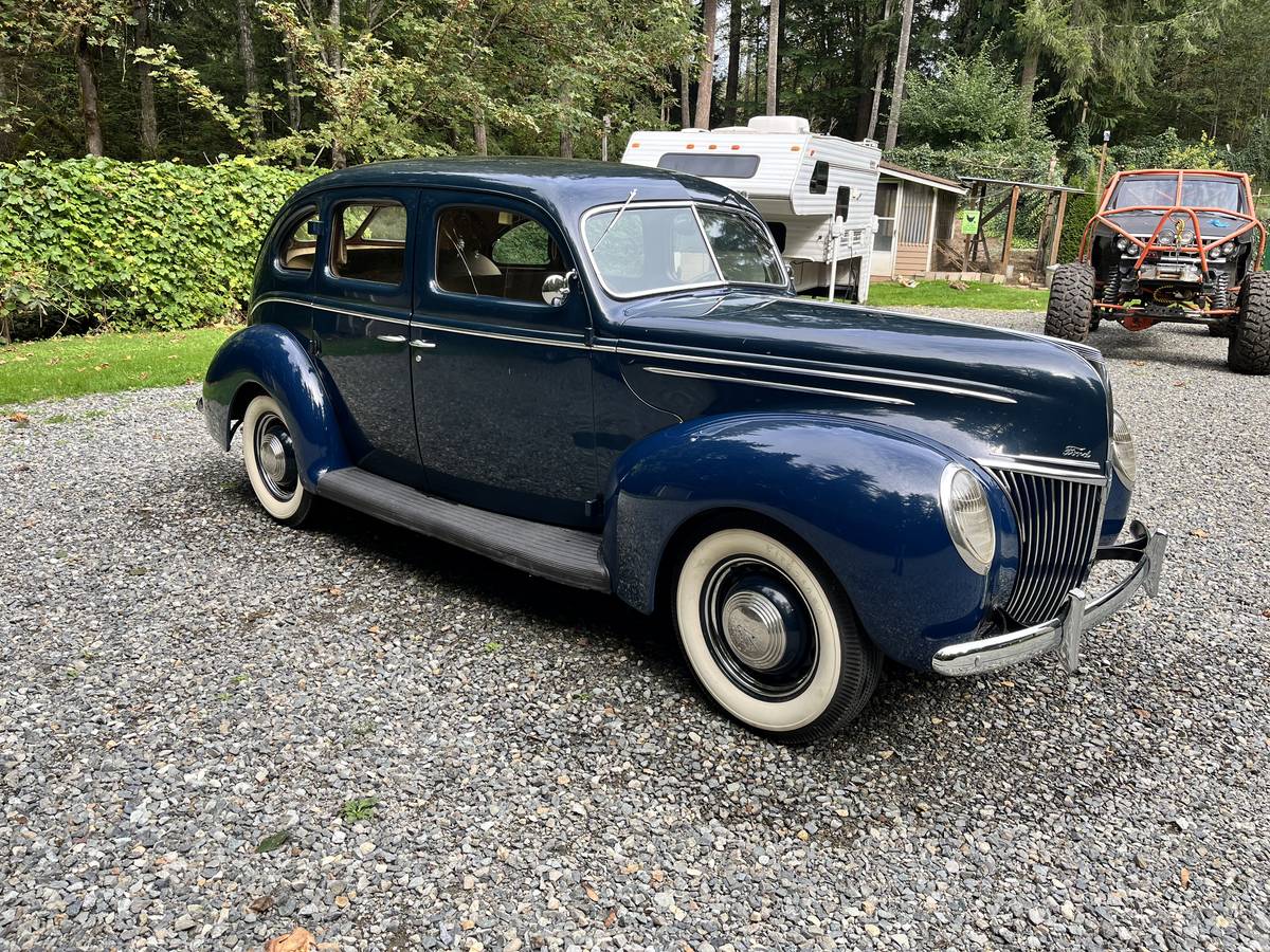 Ford-Deluxe-sedan-1939-1