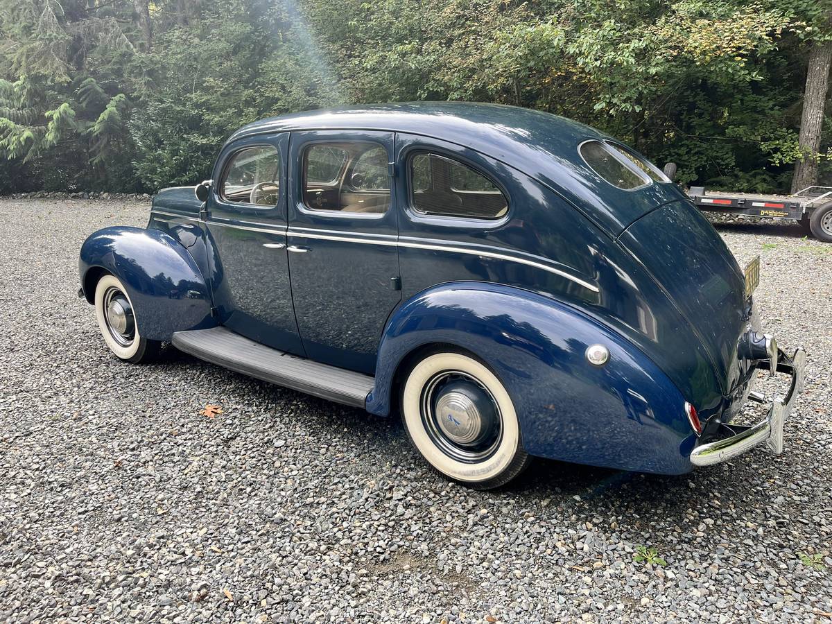 Ford-Deluxe-sedan-1939-3