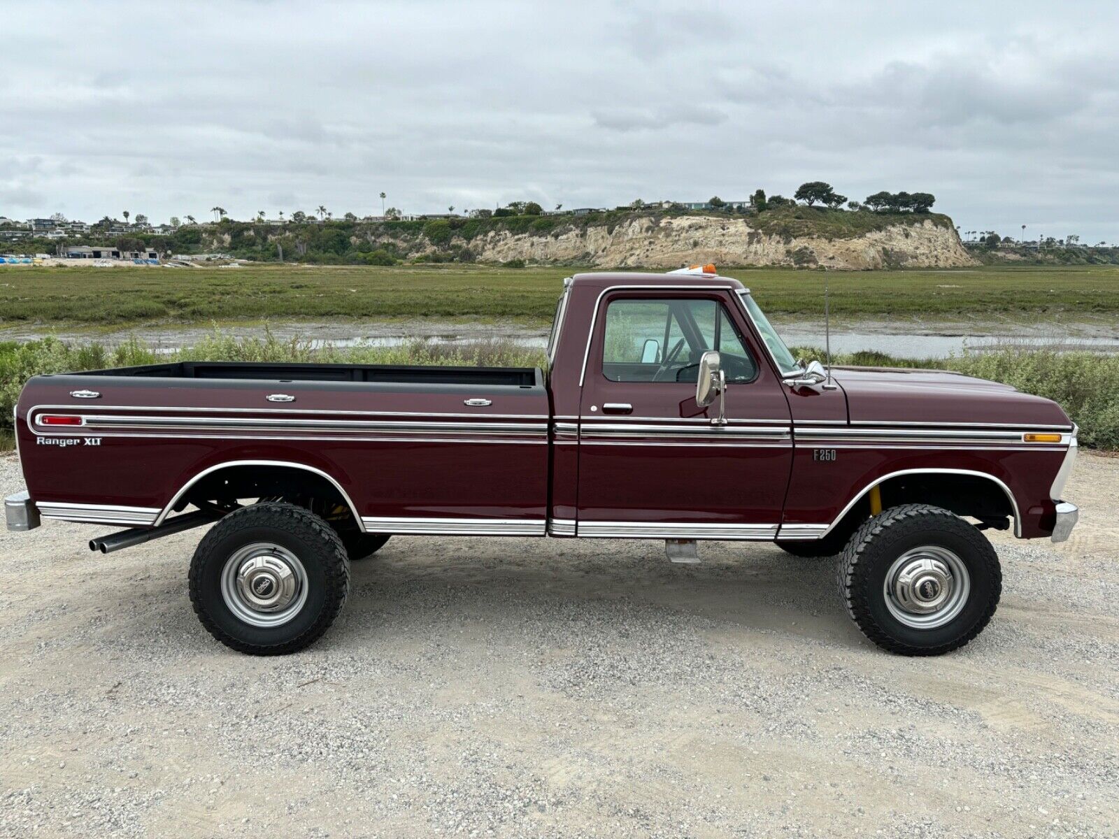 Ford-F-250-1975-2