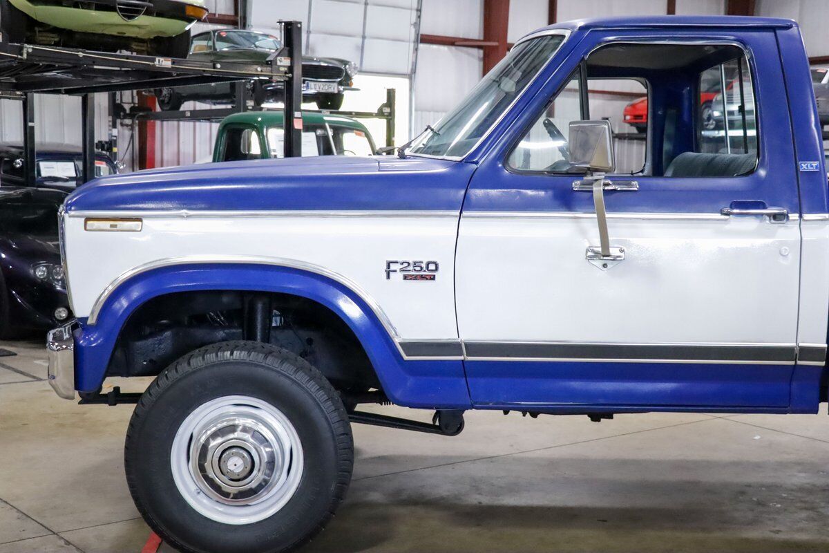 Ford-F-250-Pickup-1982-2