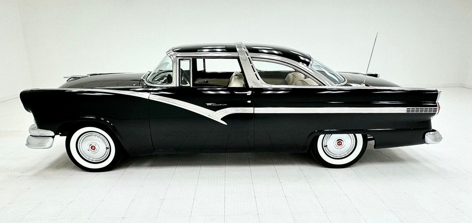 Ford-Fairlane-1956-1