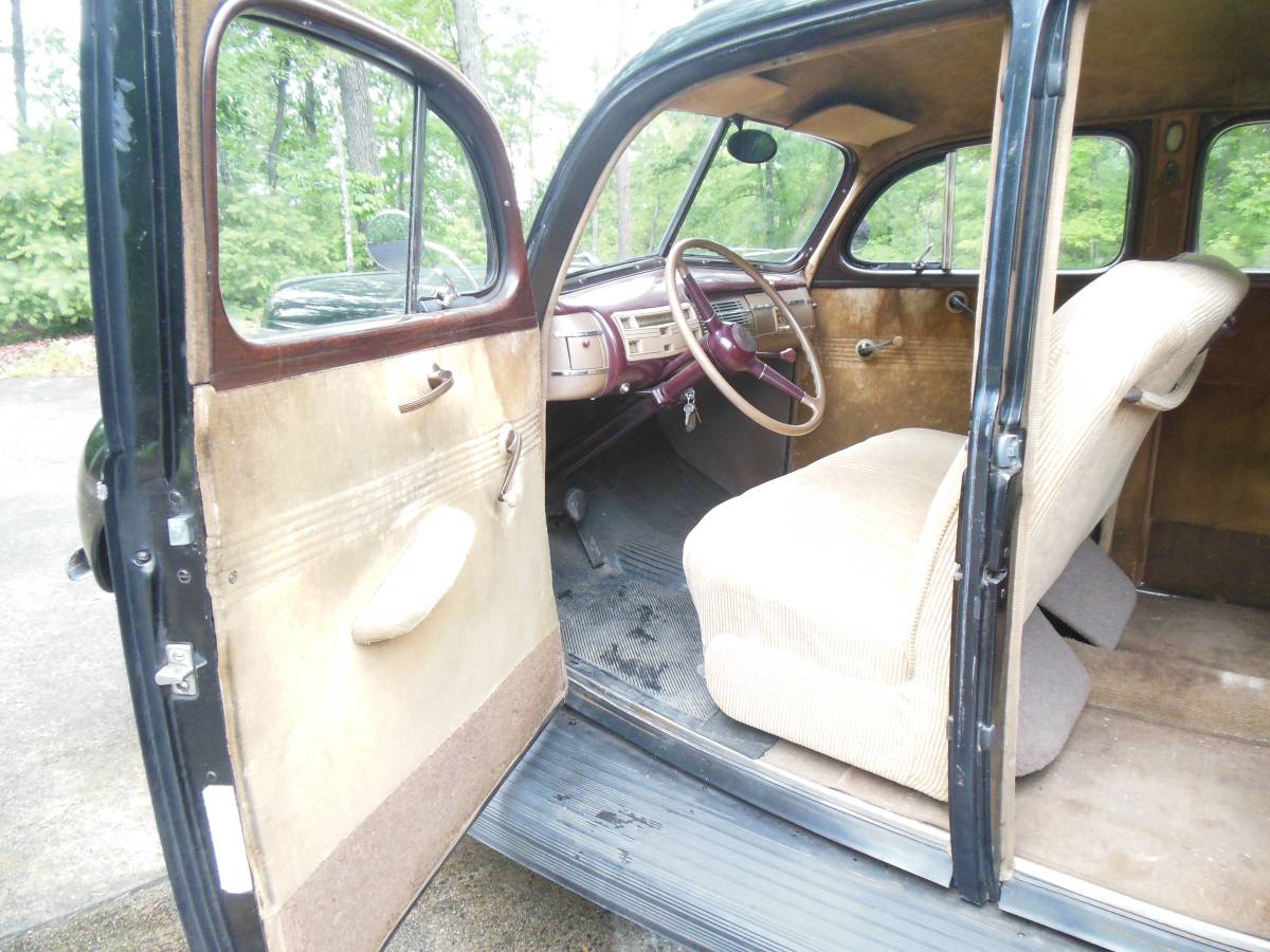 Ford-Four-door-sedan-1940-13