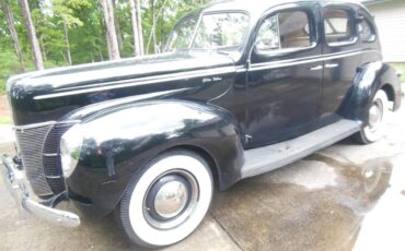 Ford-Four-door-sedan-1940-2