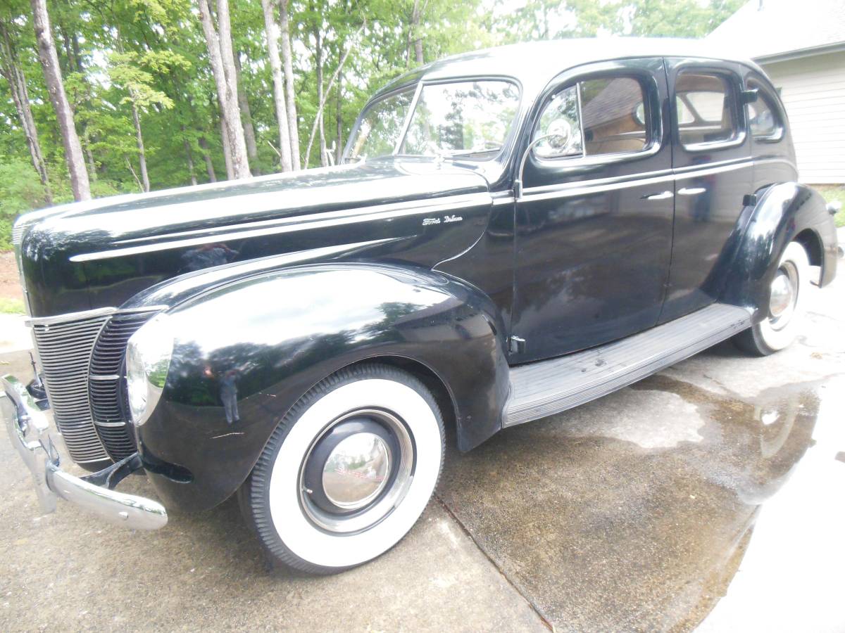 Ford-Four-door-sedan-1940-2