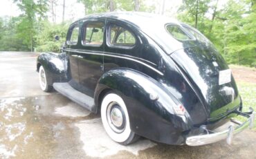 Ford-Four-door-sedan-1940-3