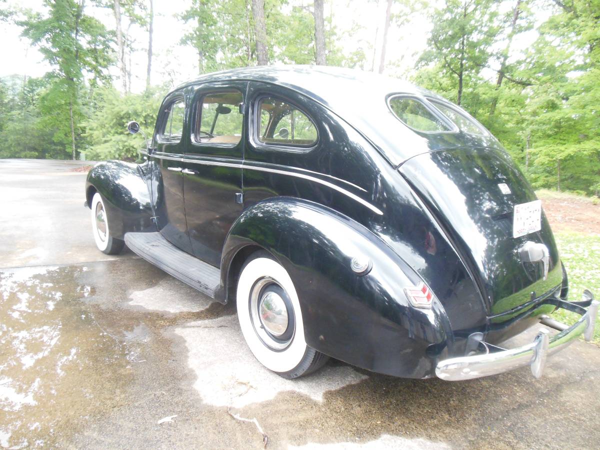 Ford-Four-door-sedan-1940-3