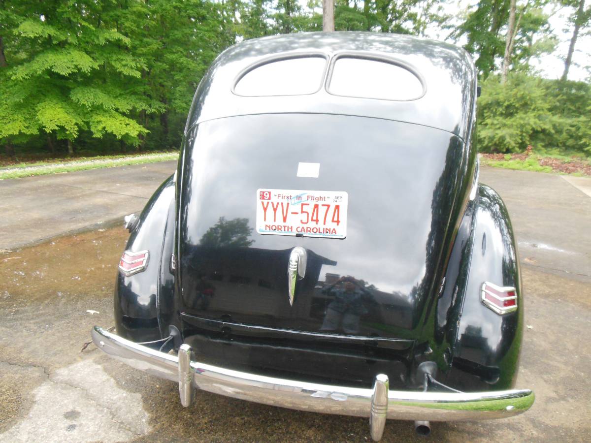 Ford-Four-door-sedan-1940-4