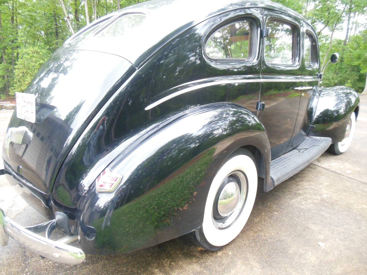 Ford-Four-door-sedan-1940-5