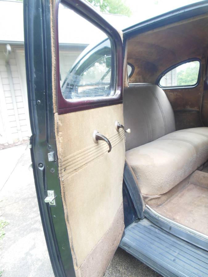 Ford-Four-door-sedan-1940-7