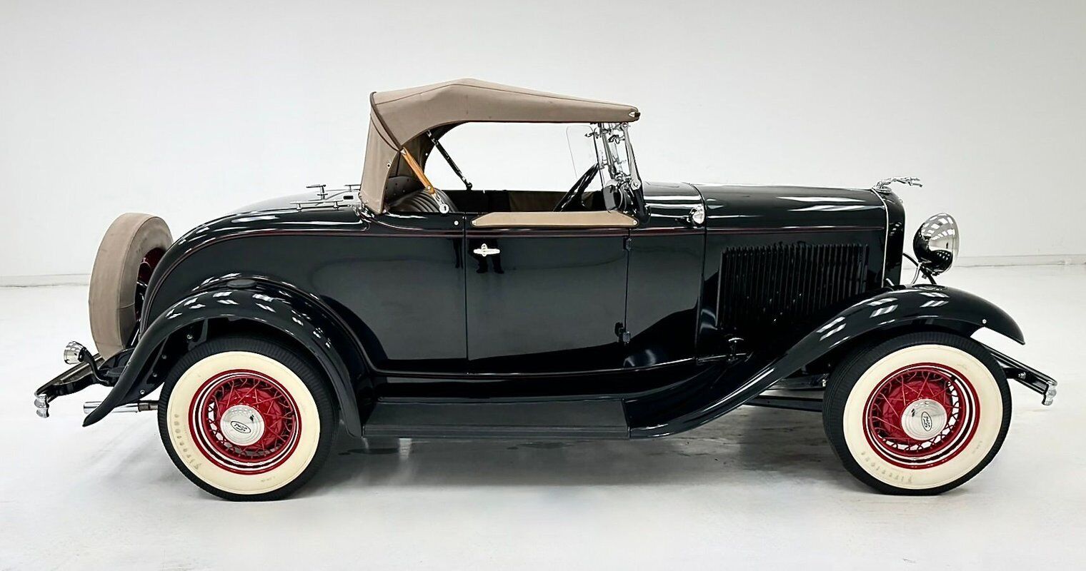 Ford-Model-B-Cabriolet-1932-4