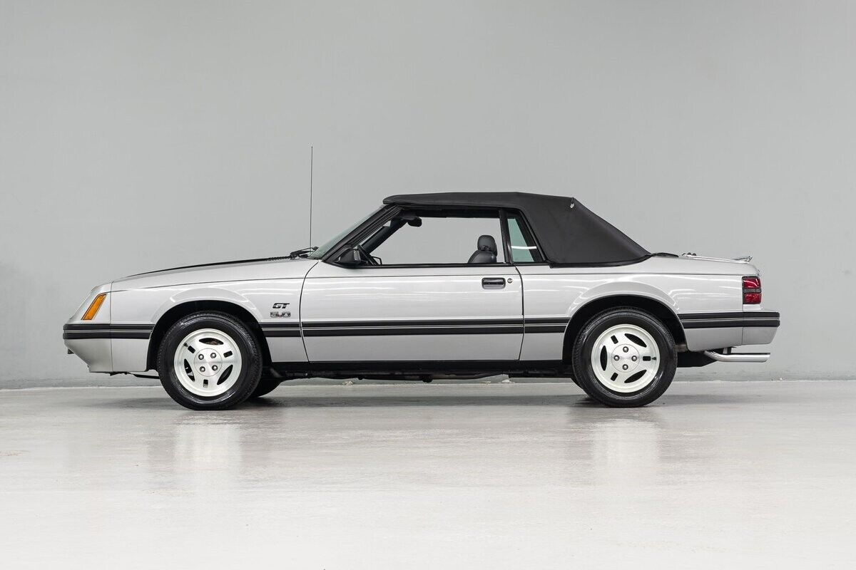 Ford-Mustang-Cabriolet-1984-2