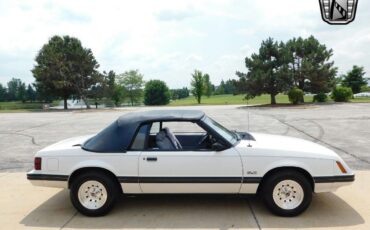 Ford-Mustang-Cabriolet-1984-3