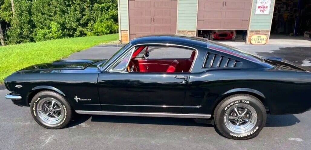 Ford-Mustang-Custom-Fastback-Coupe-1965-4