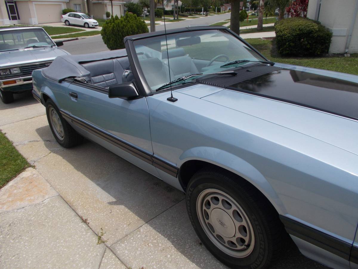 Ford-Mustang-convertible-1983-1