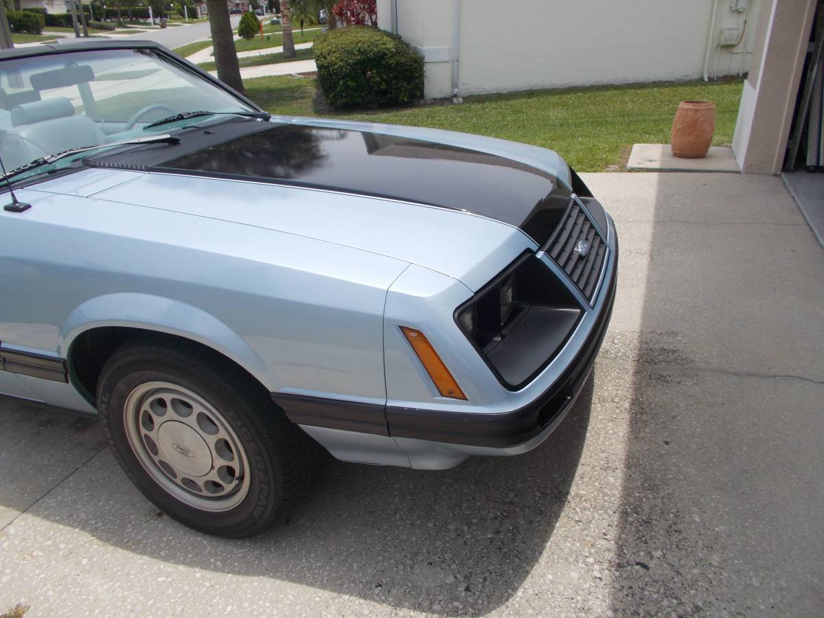 Ford-Mustang-convertible-1983-2