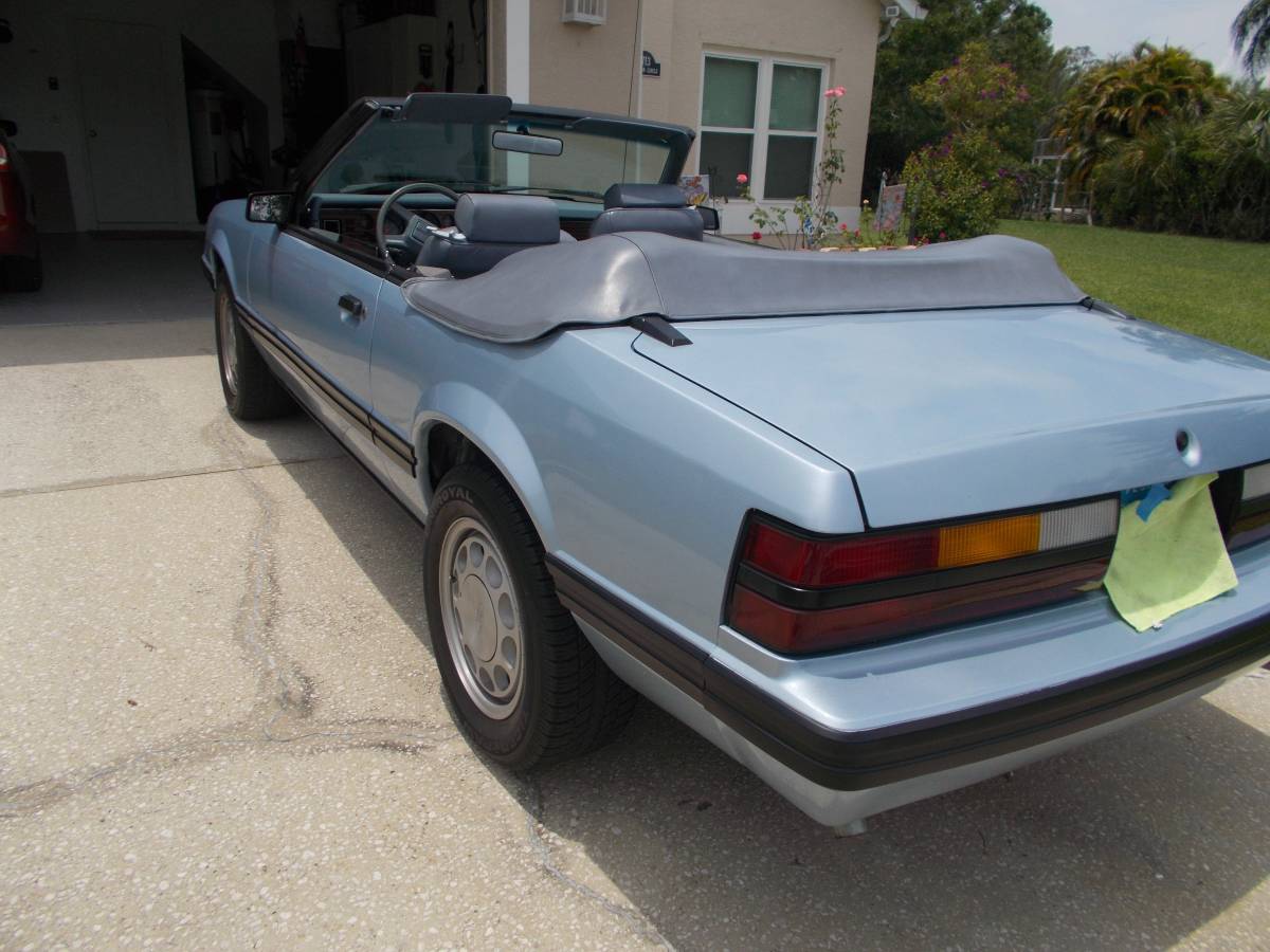 Ford-Mustang-convertible-1983-3