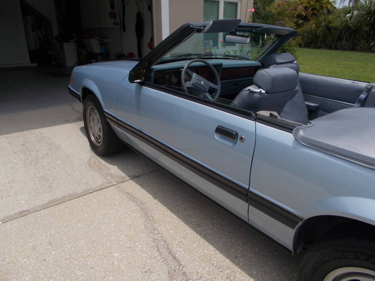 Ford-Mustang-convertible-1983-4