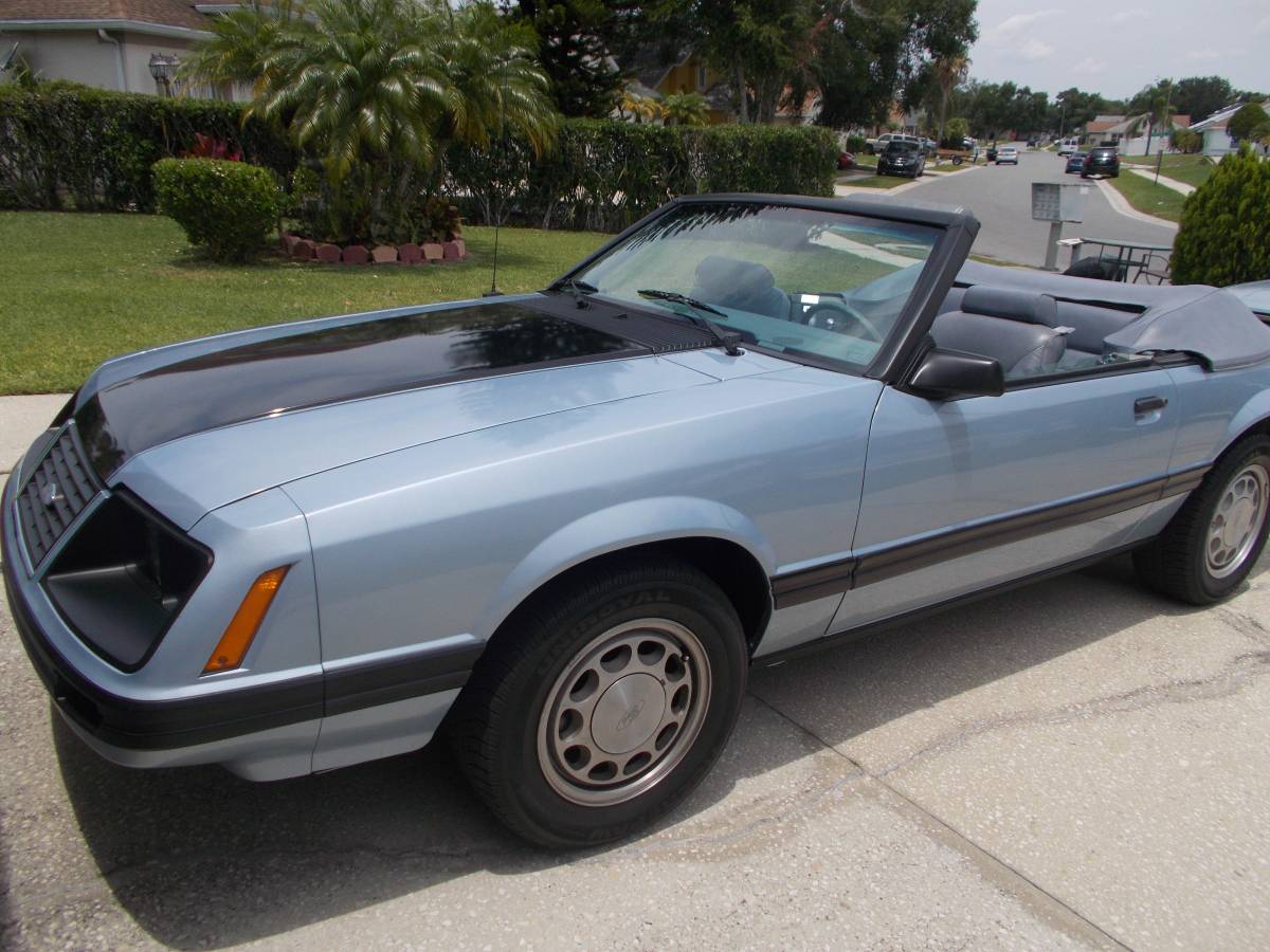 Ford-Mustang-convertible-1983-5