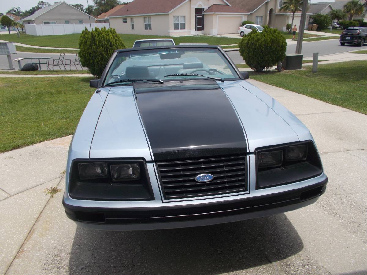 Ford-Mustang-convertible-1983