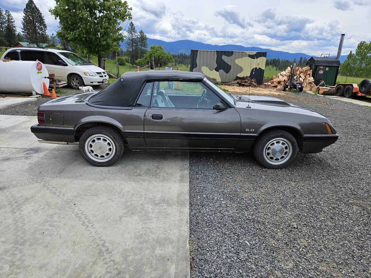 Ford-Mustang-gt-convertible-1985-1