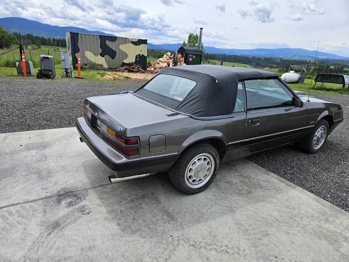 Ford-Mustang-gt-convertible-1985-2