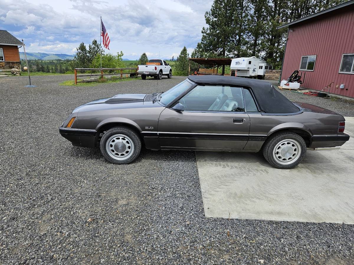 Ford-Mustang-gt-convertible-1985-5