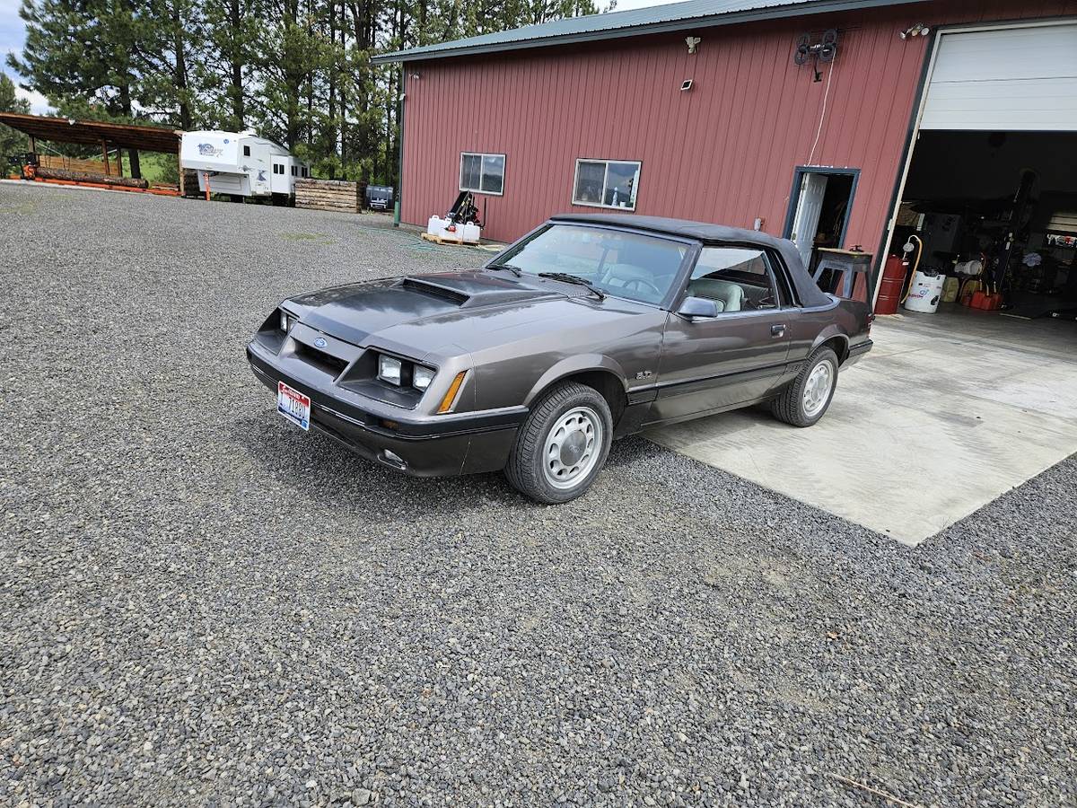 Ford-Mustang-gt-convertible-1985-6